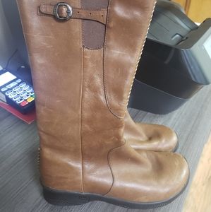 Size 8.5 Keens